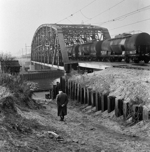 153600 Afbeelding van een olietrein op de verlegde spoorbrug over het Amsterdam-Rijnkanaal te Utrecht (spoorlijn ...